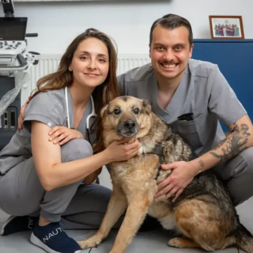 lekarka i lekarz z psem w gabinecie