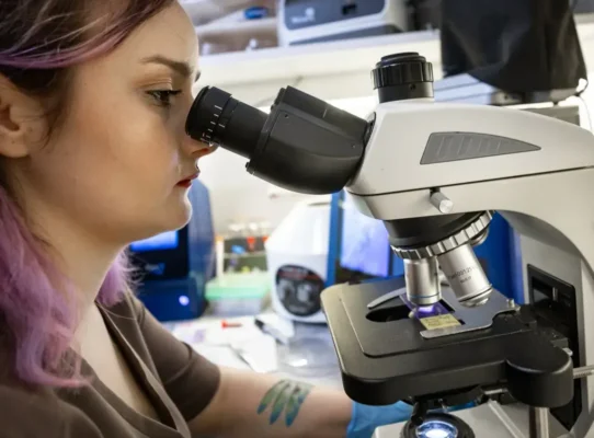 pielęgniarka przy mikroskopie