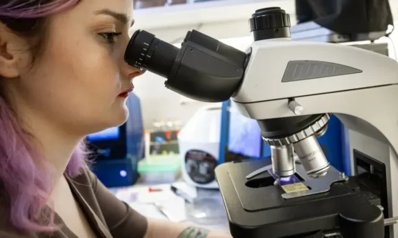 pielęgniarka przy mikroskopie