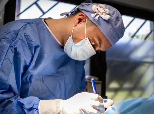 lekarz podczas operacji