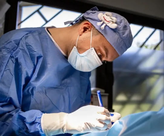 lekarz podczas operacji