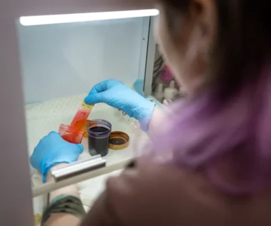 pielęgniarka podczas badań laboratoryjnych