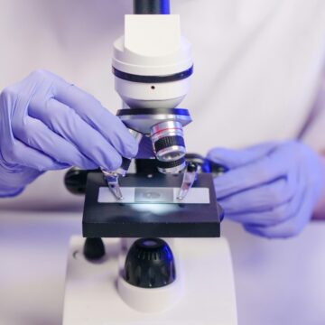 mikroskop w trakcie badania próbki