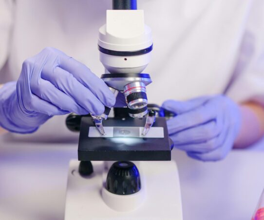 mikroskop w trakcie badania próbki